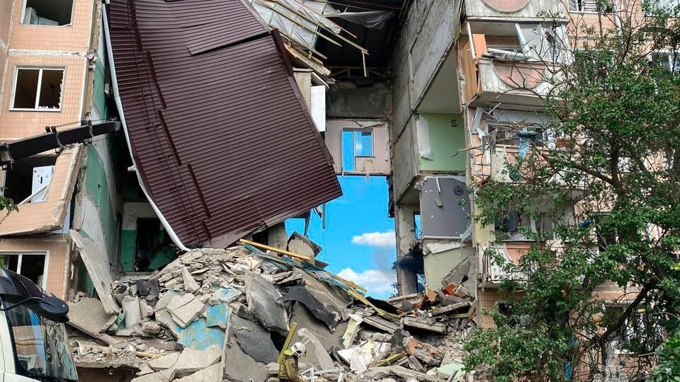 Предварительно, в результате обрушения подъезда ранения получили семь человек, двое погибли