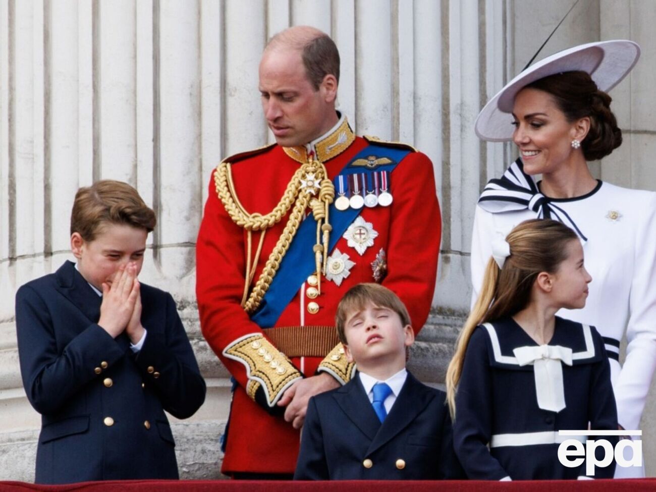 Принцесса Уэльская выбрала для мероприятия белое платье с черной отделкой от британского дизайнера Дженни Пэкхем