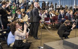 В Бюргенштоке присутствуют представители "Коммерсанта", "Медузы", "Дождя", "РИА Новости" и ТАСС, проинформировало "Радіо Свобода"