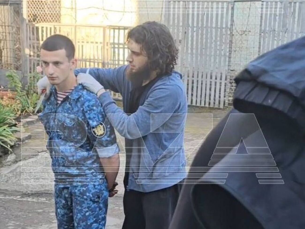 Заключенные, захватившие заложников, вооружены ножами