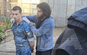 Заключенные, захватившие заложников, вооружены ножами