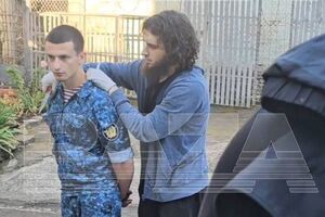 Заключенные, захватившие заложников, вооружены ножами