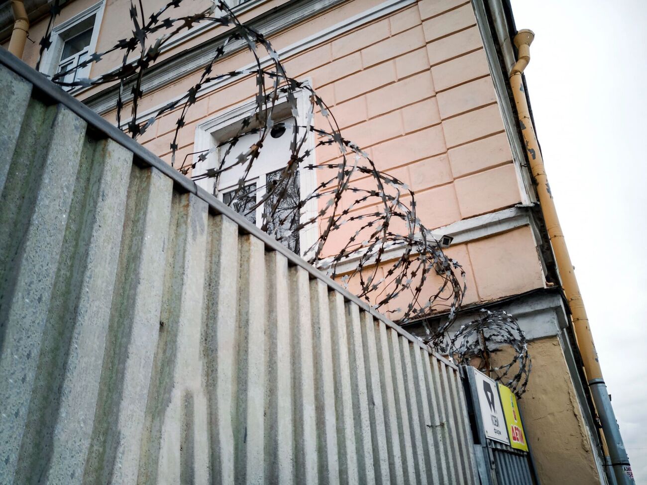 Спецпризначенці штурмували СІЗО, де засуджені захопили в заручники працівників