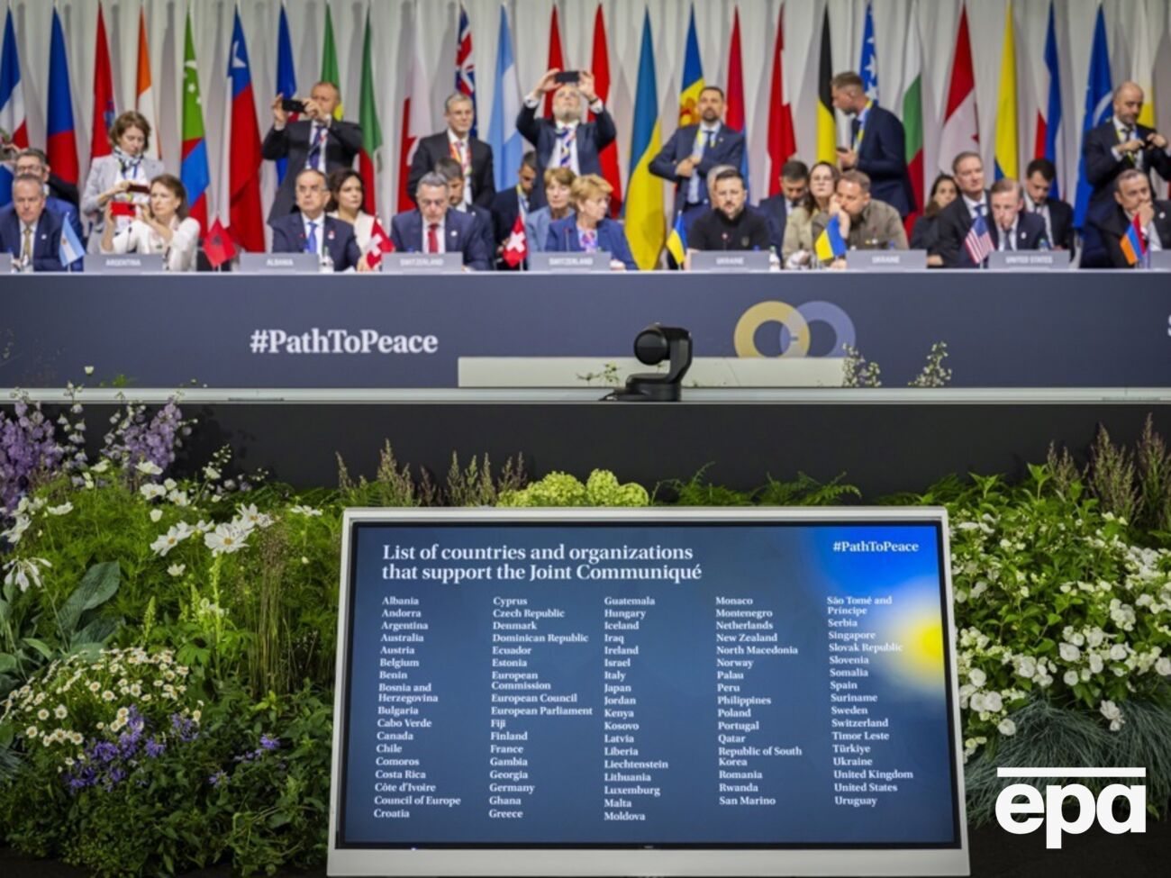 На саміті 16 червня був екран із переліком країн, які долучилися до фінального комюніке