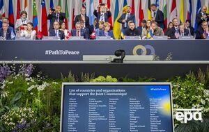 На саміті 16 червня був екран із переліком країн, які долучилися до фінального комюніке