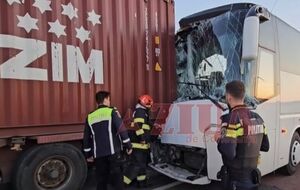 Грузовик и автобус двигались в одном направлении