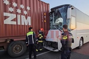 Вантажівка й автобус рухалися в одному напрямку