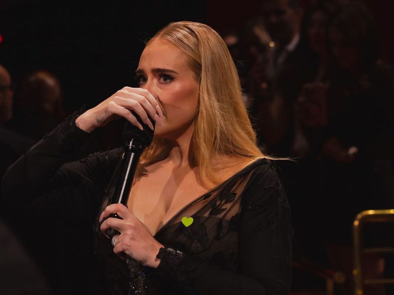 Адель пока что не комментировал свой выбор наряда для выступления