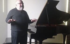 У сутичках працівників ТЦК із громадянами присутні самозавідні агресивні тітки. У який момент військові стали лютими ворогами?