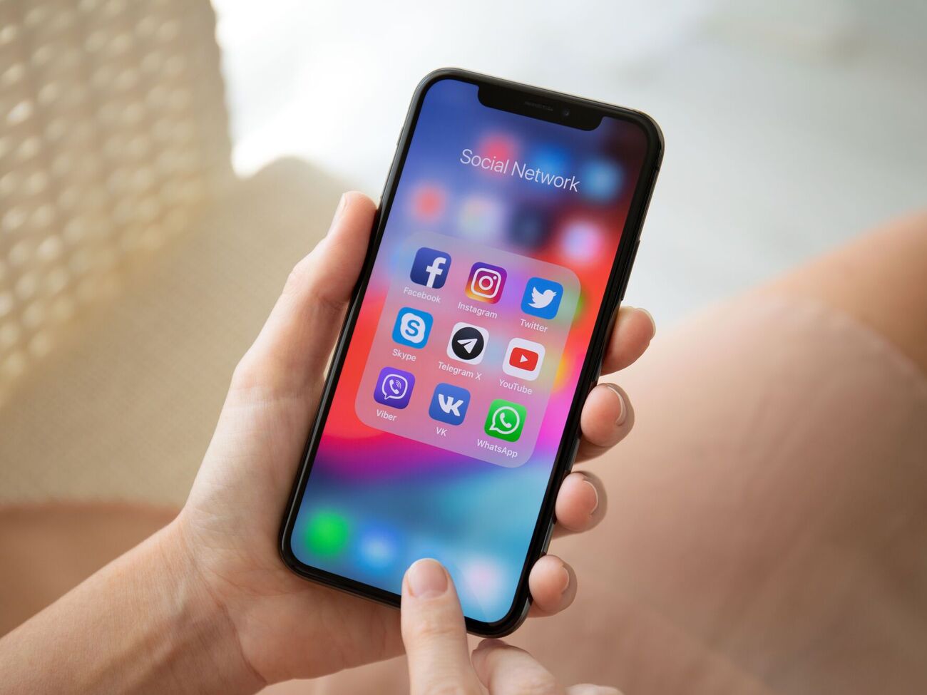 На картинках в соцсети звездам приписывают призывы перестать помогать Украине и слова о "разрушающейся" Европе