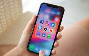 На картинках у соцмережі зіркам приписують заклики перестати допомагати Україні та слова про "руйнування" Європи