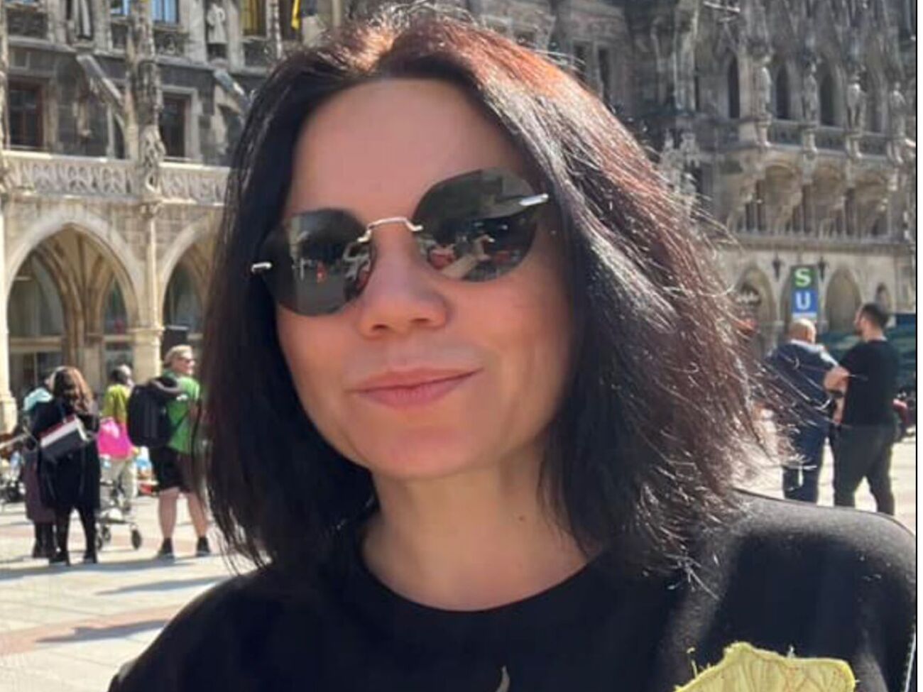 На мусорнике сложены стопки русской литературы – кто-то из соседей пересмотрел не только читательские вкусы, но и мировоззрение