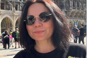 На мусорнике сложены стопки русской литературы – кто-то из соседей пересмотрел не только читательские вкусы, но и мировоззрение