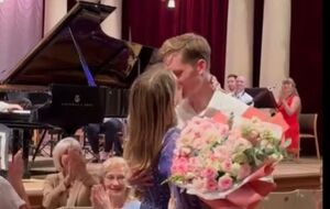 Діставши згоду, Стецький поцілував обраницю, після чого повернувся на сцену