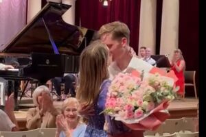 Получив согласие, Стецкий поцеловал избранницу, после чего вернулся на сцену