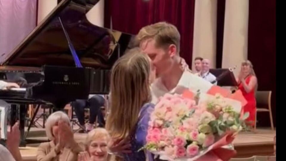 Діставши згоду, Стецький поцілував обраницю, після чого повернувся на сцену