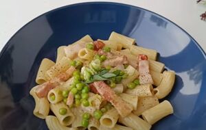 Макарони спершу потрібно відварити, а потім підсмажити, постійно помішуючи й підливаючи воду