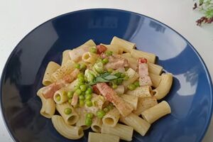 Макароны сперва нужно отварить, а затем поджарить, постоянно помешивая и подливая воду