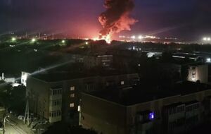 Пожар тушат 200 человек и 49 единиц техники