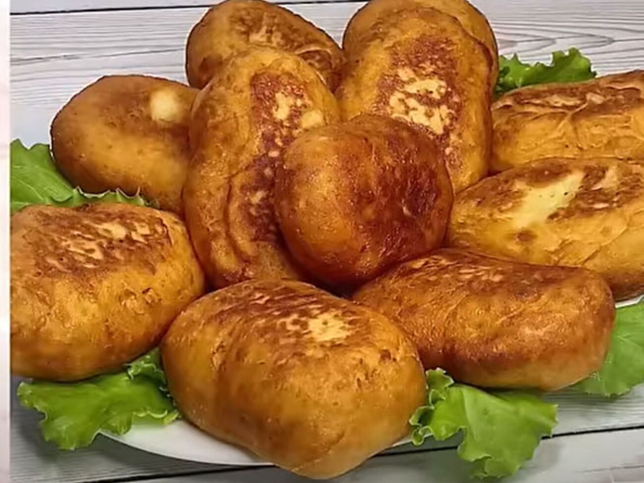 Жарьте пирожки на большом количестве масла с двух сторон