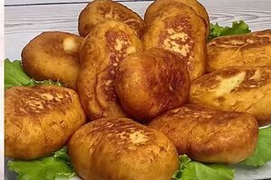 Жарьте пирожки на большом количестве масла с двух сторон