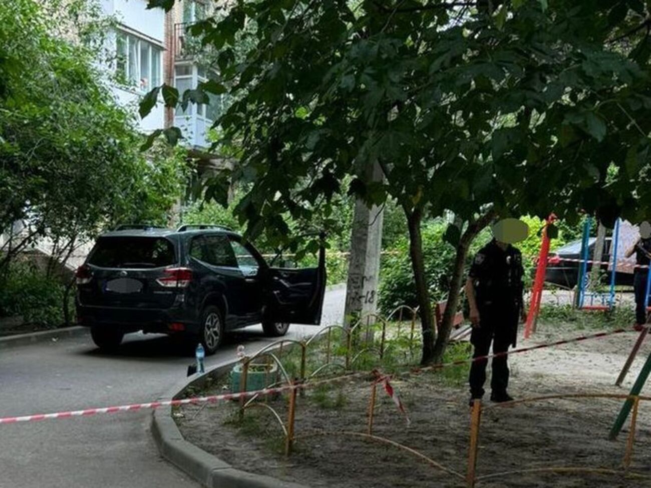 Нападавший подошел к машине, где сидел мужчина, и выстрелил в него