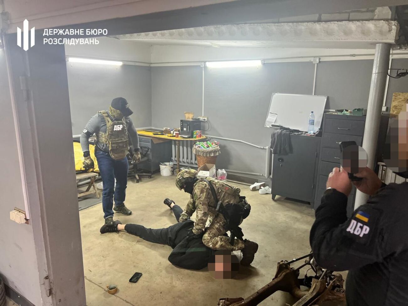 Правоохоронці виявили у фігуранта пусті повістки, понад 10 копій паспортів чоловіків призовного віку, а також готівку в різній валюті