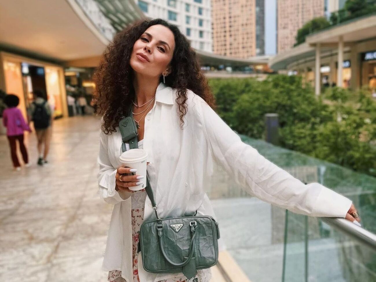 Каменских в своих интервью сперва уверяла, что не будет петь старые песни на русском языке, а затем изменила свое мнение