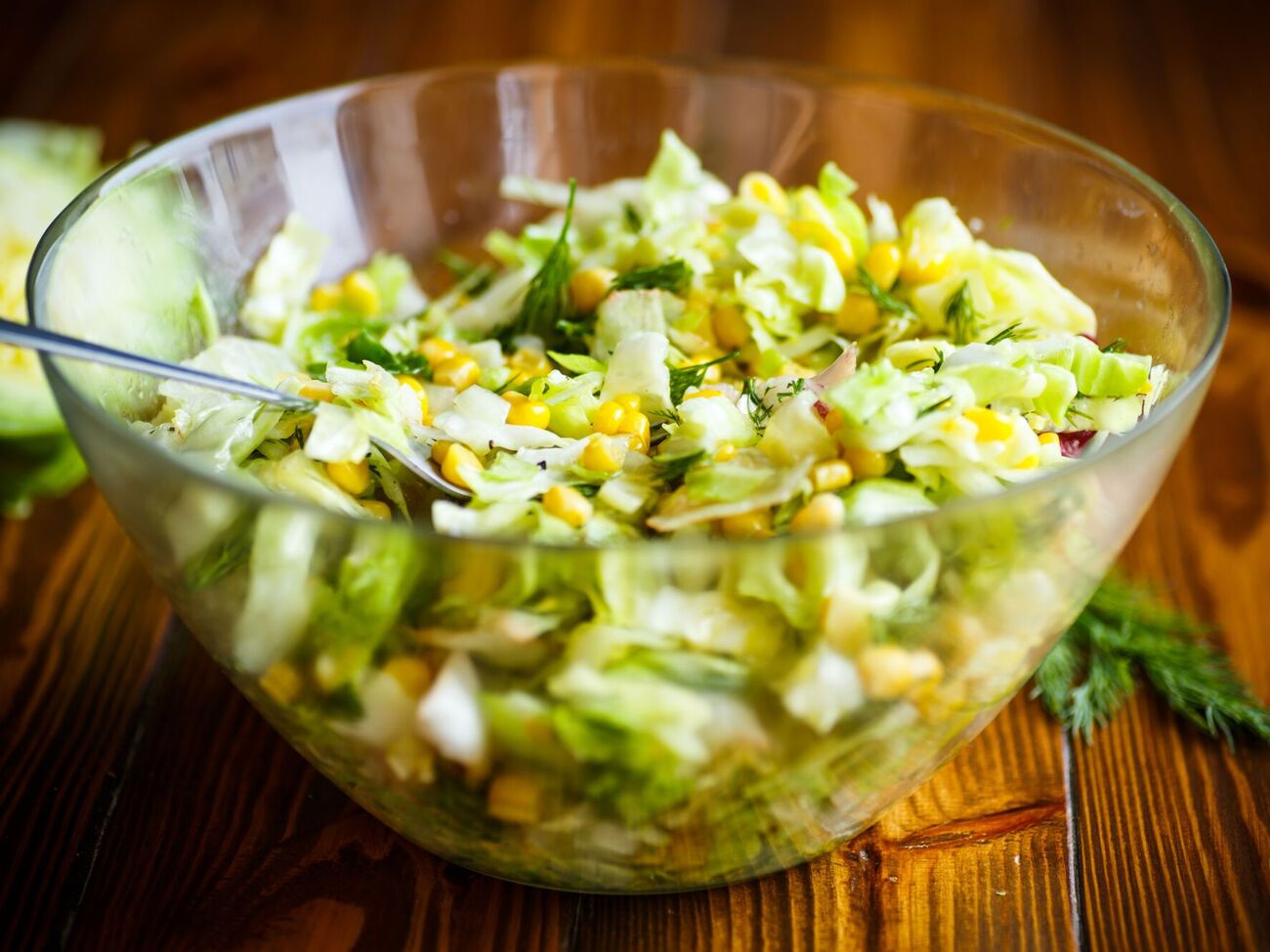 Для приготовления соуса разомните желтки, добавьте сметану и горчицу, посолите и тщательно перемешайте