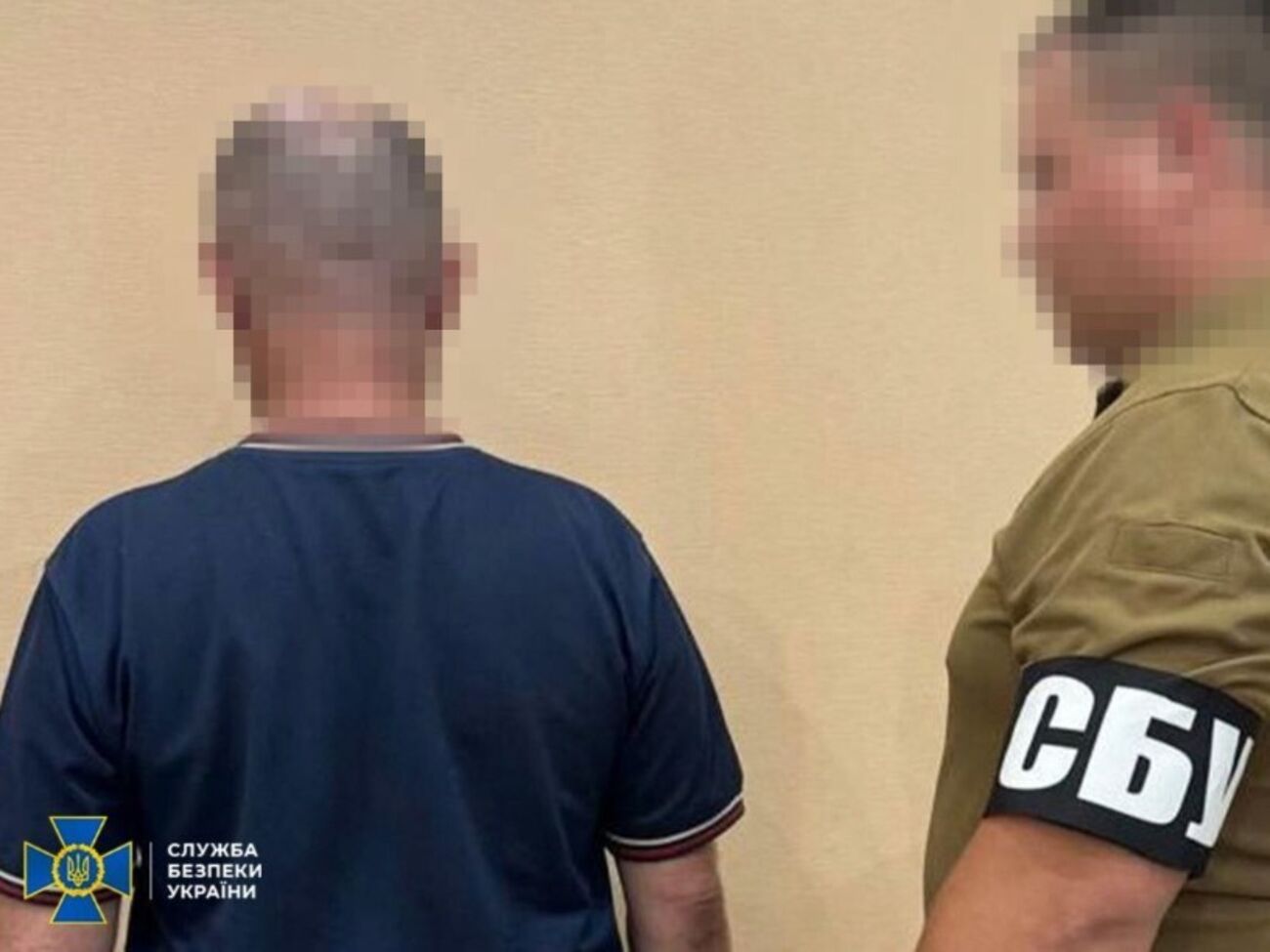 Співробітники СБУ затримали підозрюваного під час того, як він фотографував спецтранспорт українських воїнів