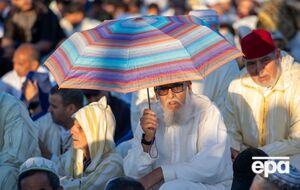 Паломники страдают от сильной жары