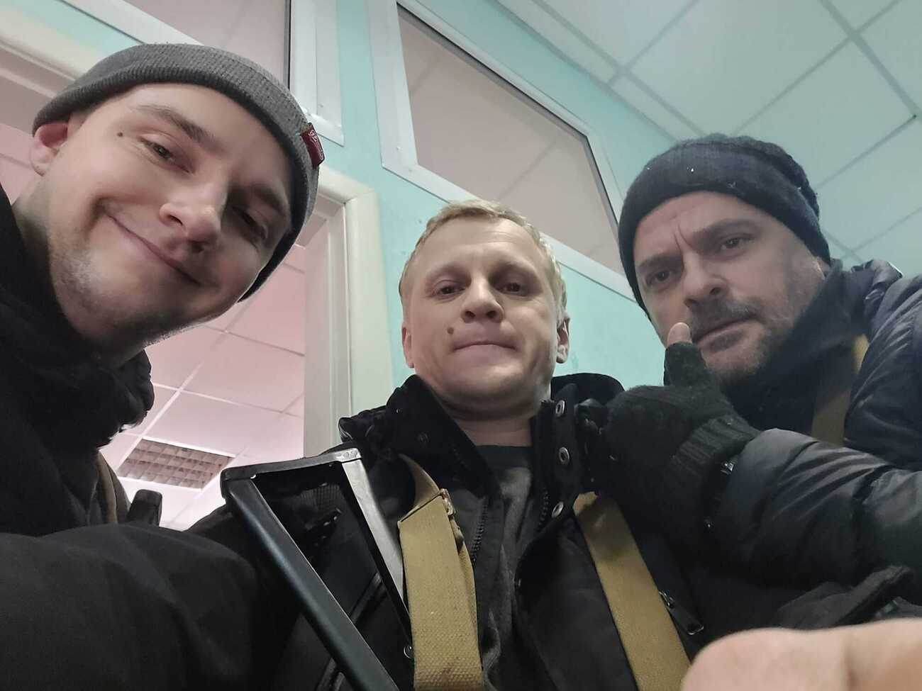 Шабунин (по центру) утверждает, что 25 февраля 2022 года вступил в территориальную оборону Киева