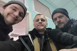 Шабунин (по центру) утверждает, что 25 февраля 2022 года вступил в территориальную оборону Киева