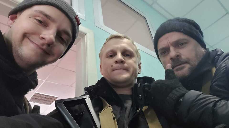 Шабунин (по центру) утверждает, что 25 февраля 2022 года вступил в территориальную оборону Киева