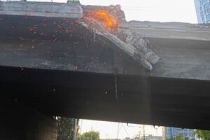 Рятувальники розрізали металеві конструкції мосту, зазначили в ДСНС