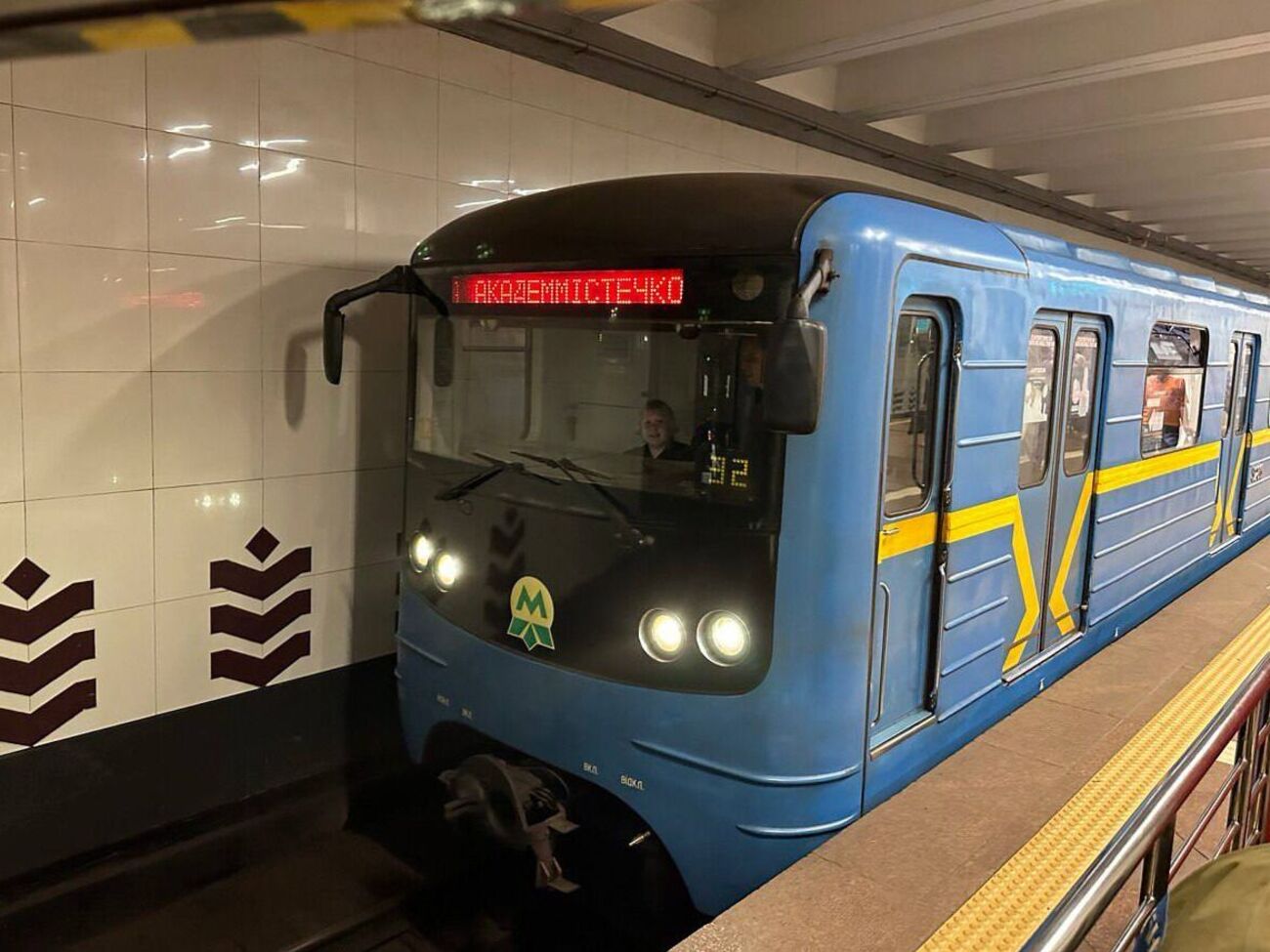 В конце мая в Киевском метрополитене проинформировали об остром дефиците специалистов, в частности, машинистов электропоездов