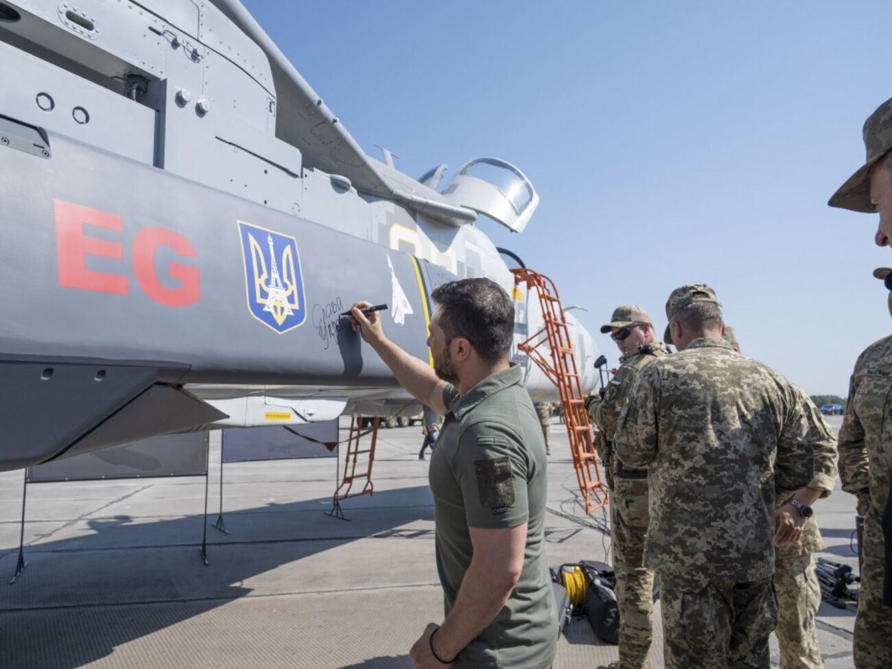 Франция не ограничивала использование Украиной ракет SCALP (на фото президент Украины ставит подпись на такой ракете) только на украинской территории, отмечают СМИ