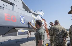 Франція не обмежувала використання Україною ракет SCALP (на фото президент України ставить підпис на такій ракеті) лише на українській території, зазначають ЗМІ