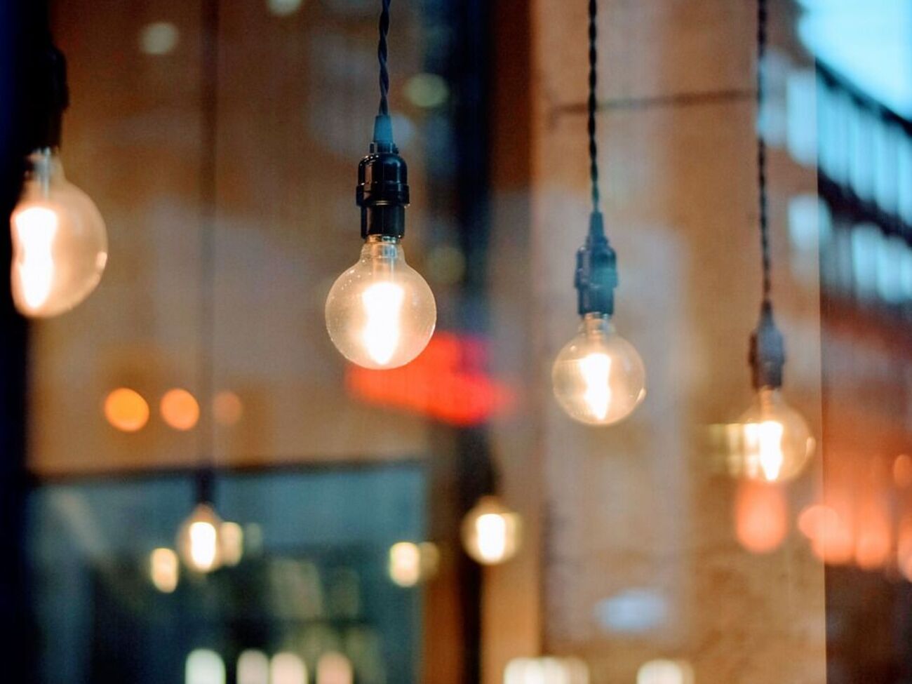 Аварійні вимкнення електрики 2 червня скасували, але ліміти діятимуть із 18.00 до 24.00