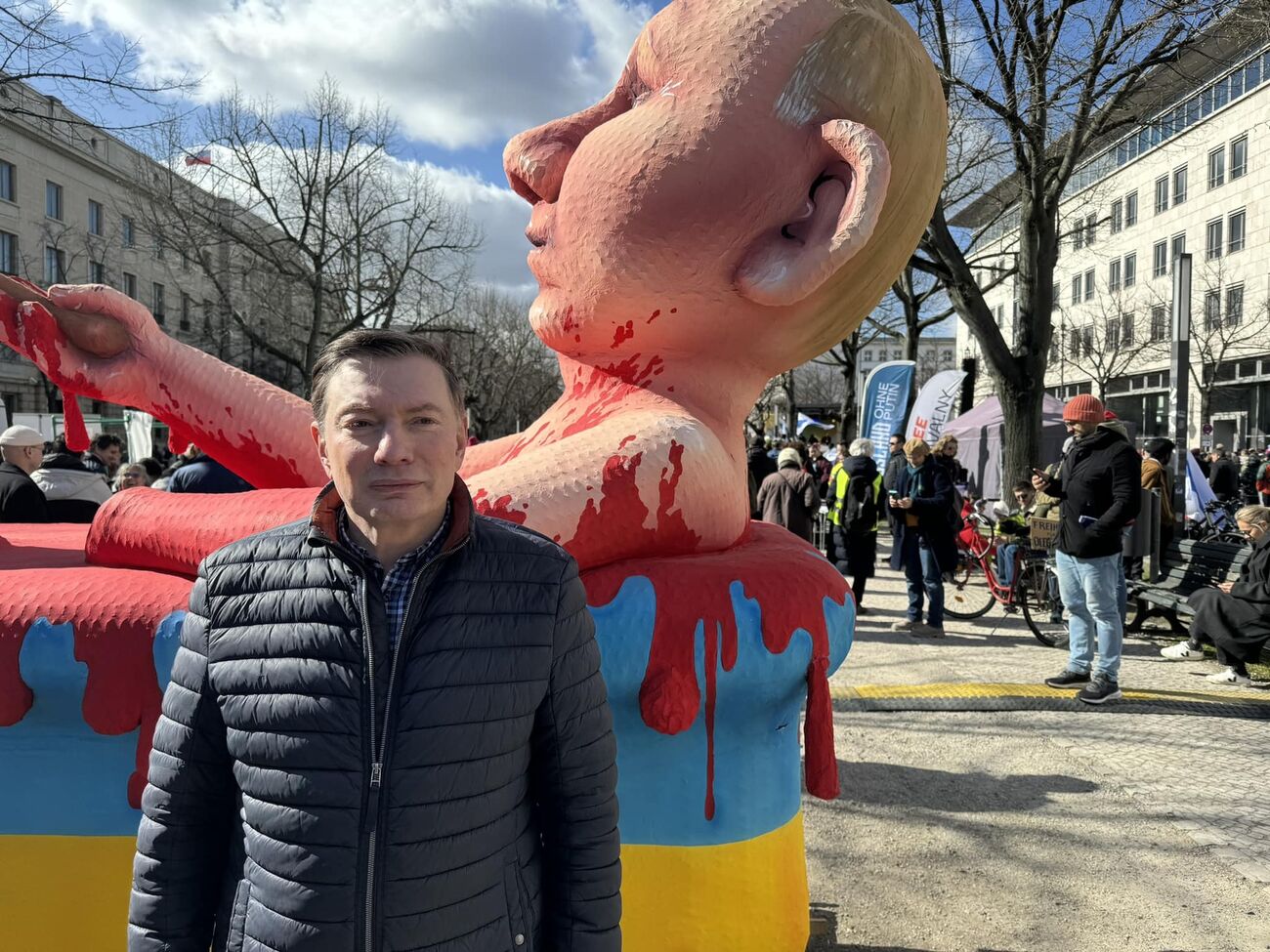 Трамп может сесть уже в июле и провести ближайшие годы не в Овальном кабинете, а в квадратной камере. Будет потом обмениваться с Путиным малявами между тюрьмами в Нью-Йорке и Гааге