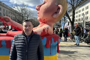 Трамп может сесть уже в июле и провести ближайшие годы не в Овальном кабинете, а в квадратной камере. Будет потом обмениваться с Путиным малявами между тюрьмами в Нью-Йорке и Гааге