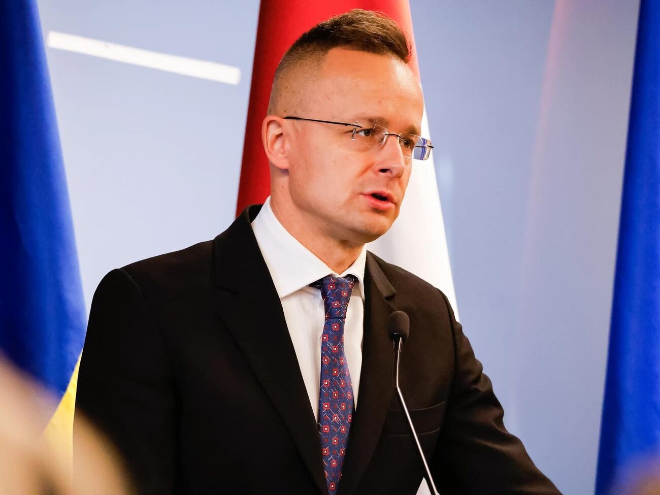 В Угорщині вважають, що мирна конференція "має реальний сенс, якщо обидві сторони сидять за столом", зазначив Сійярто
