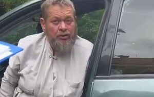 Священник требовал отдать ему водительские удостоверение