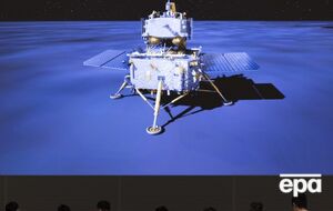 Китайский аппарат сел на Луну