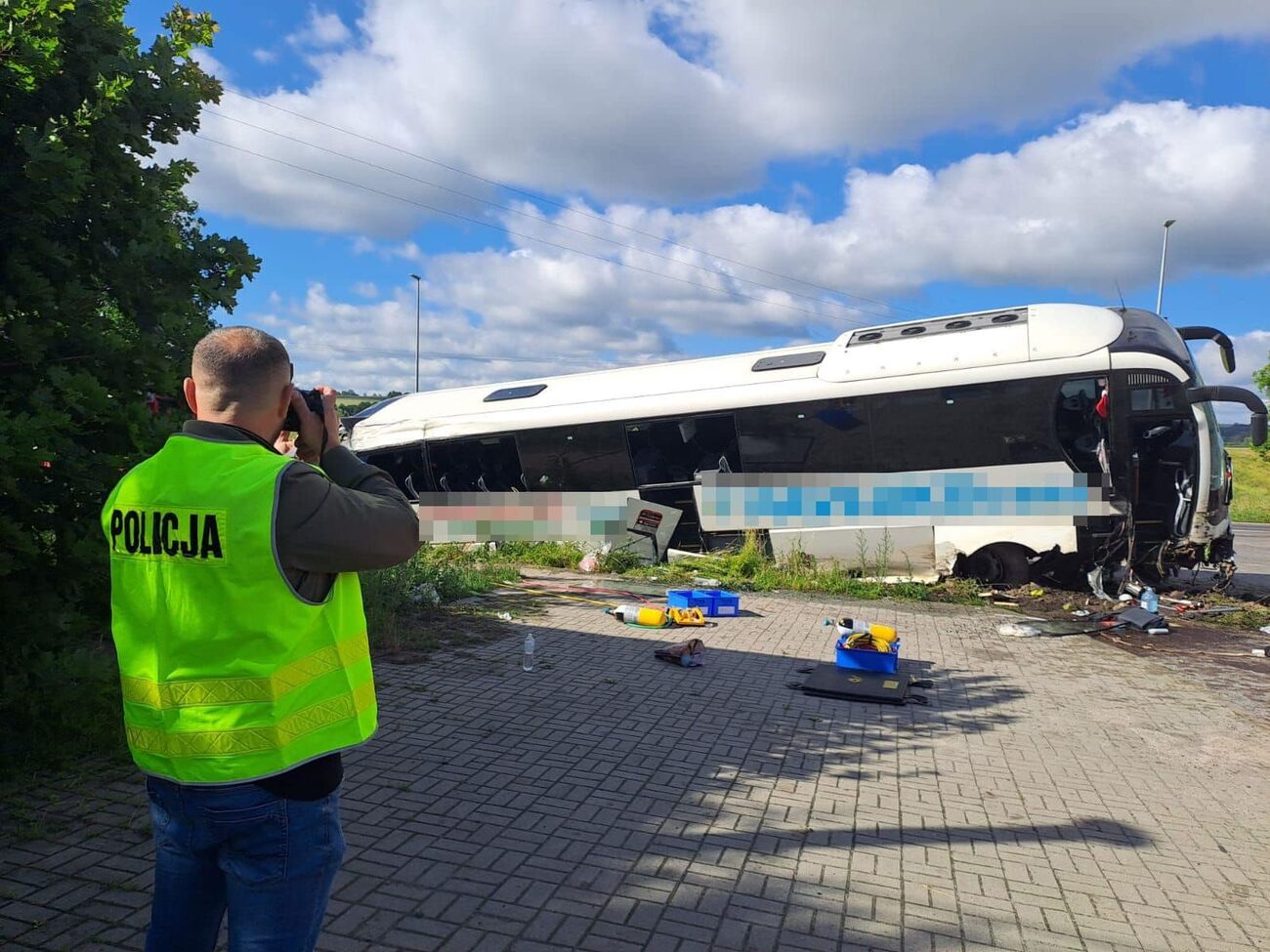Автобус влетів у кювет і перекинувся