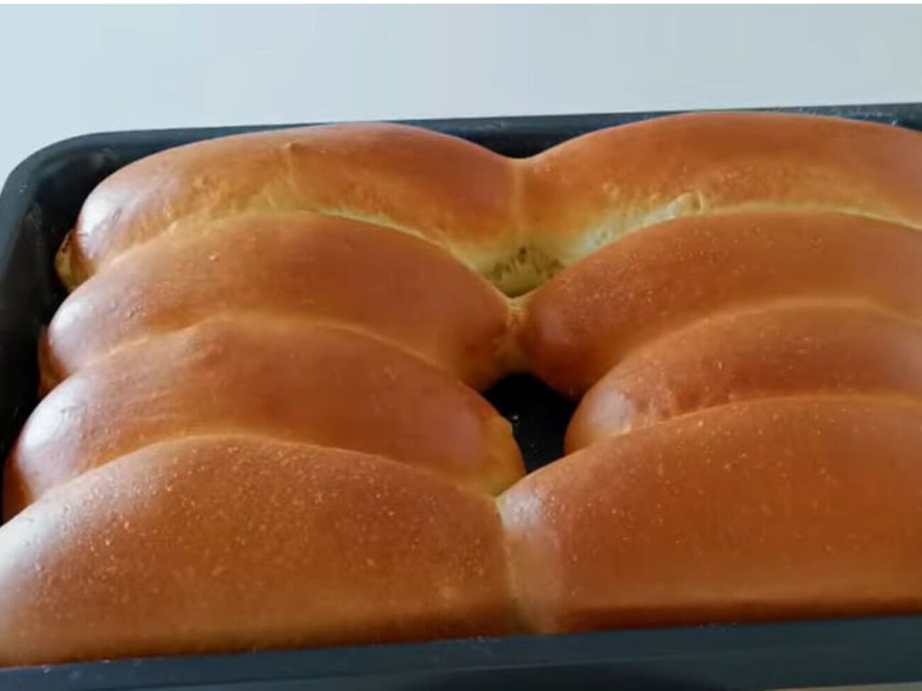 Выпекайте булочки в разогретой до 175 °С духовке 20 минут, включив режим "конвекция"