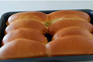 Выпекайте булочки в разогретой до 175 °С духовке 20 минут, включив режим "конвекция"