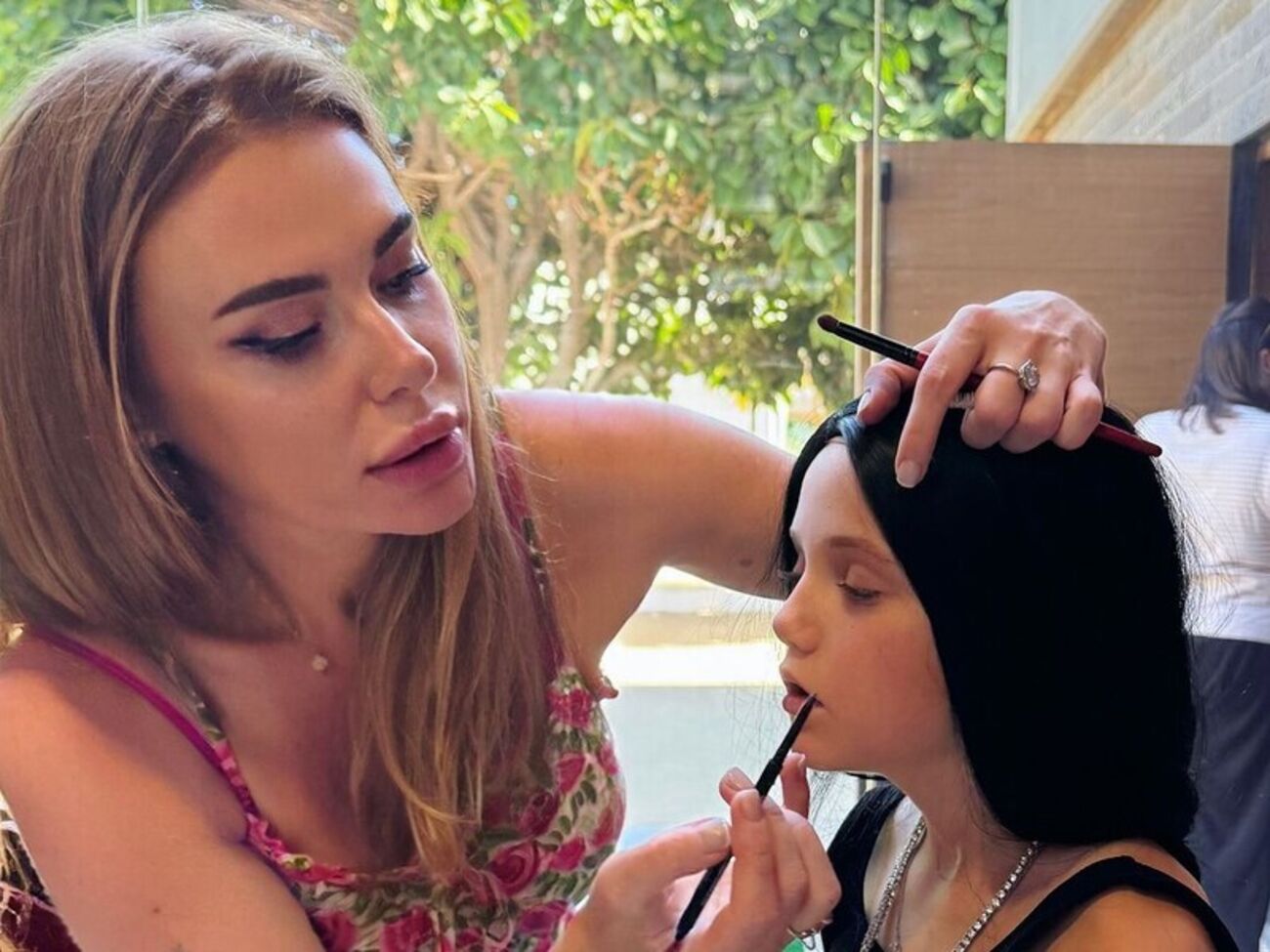 На некоторых фото дочь Каминской запечатлена с макияжем