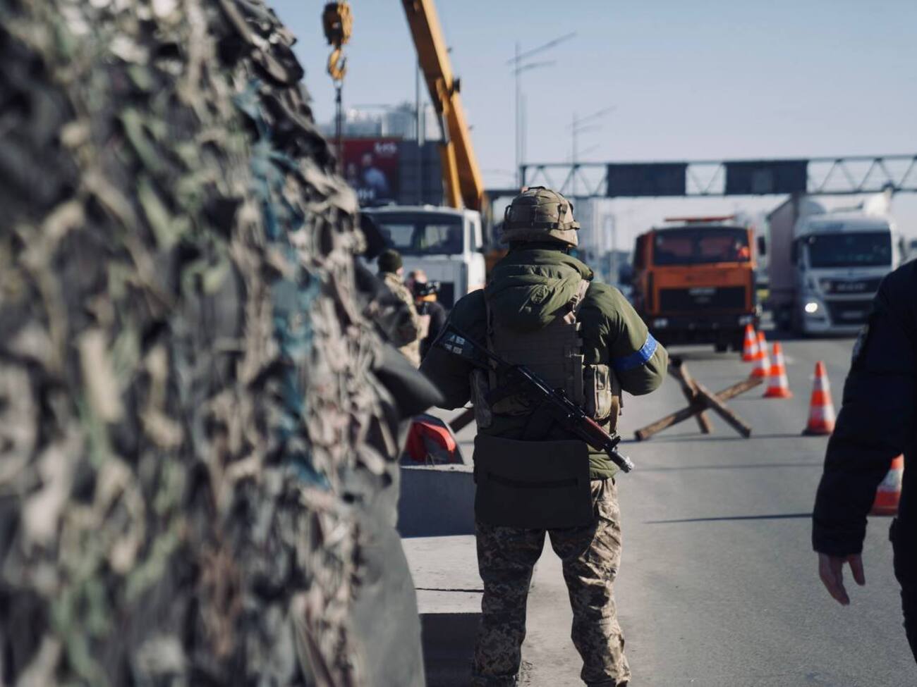 Двух военных водитель протащил на капоте – ТЦК
