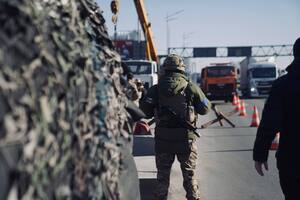 Двух военных водитель протащил на капоте – ТЦК